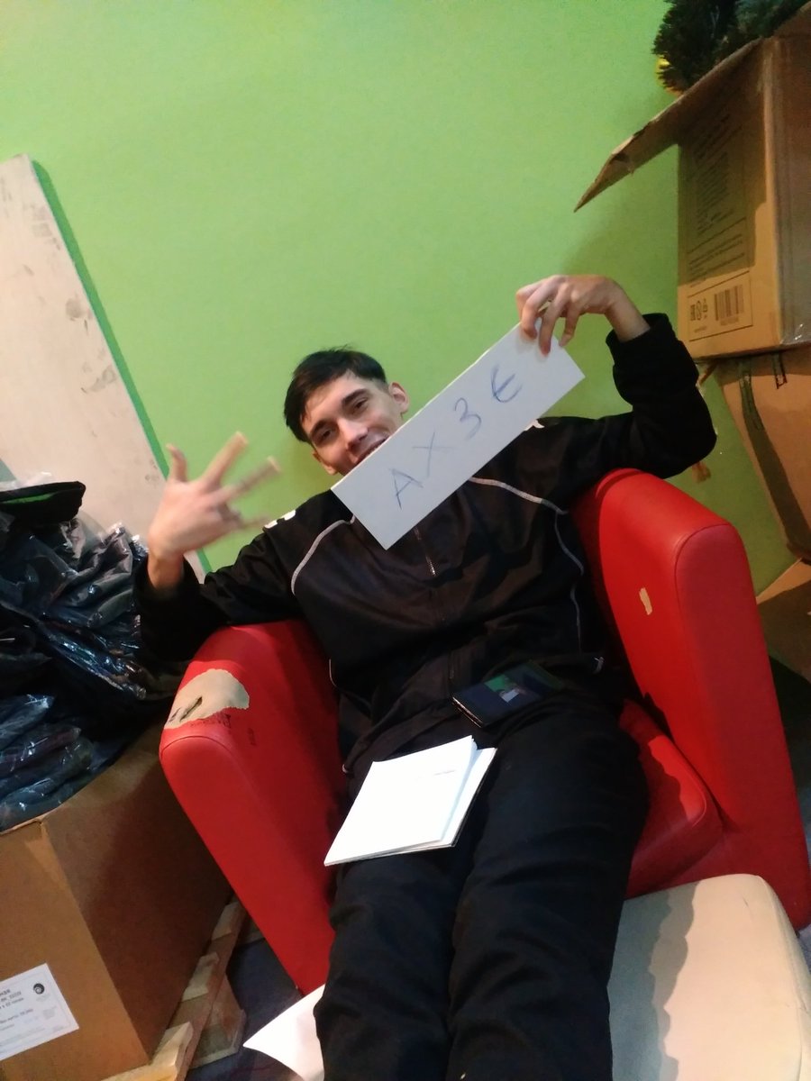 KlimanY's tweet photo. когда ты лакшери и работаешь в Бургер Кинге https://t.co/E8EJqeN5ow
