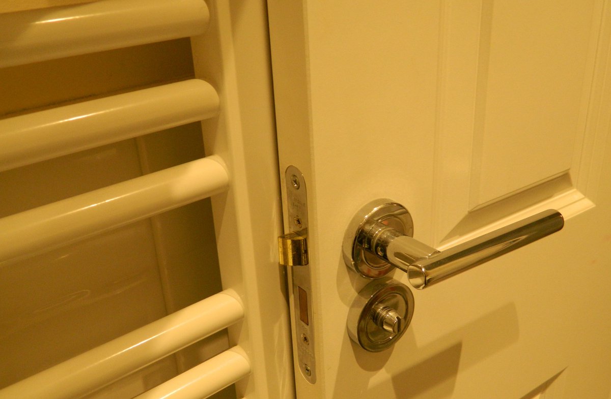 CasaSnaggers's tweet photo. This client's en-suite door opens into their towel rail. Such a schoolboy error! Should have a door-stop to prevent this from happening! #Snag #Cornwall #Devon #Ridiculous https://t.co/JCHvic3rDH