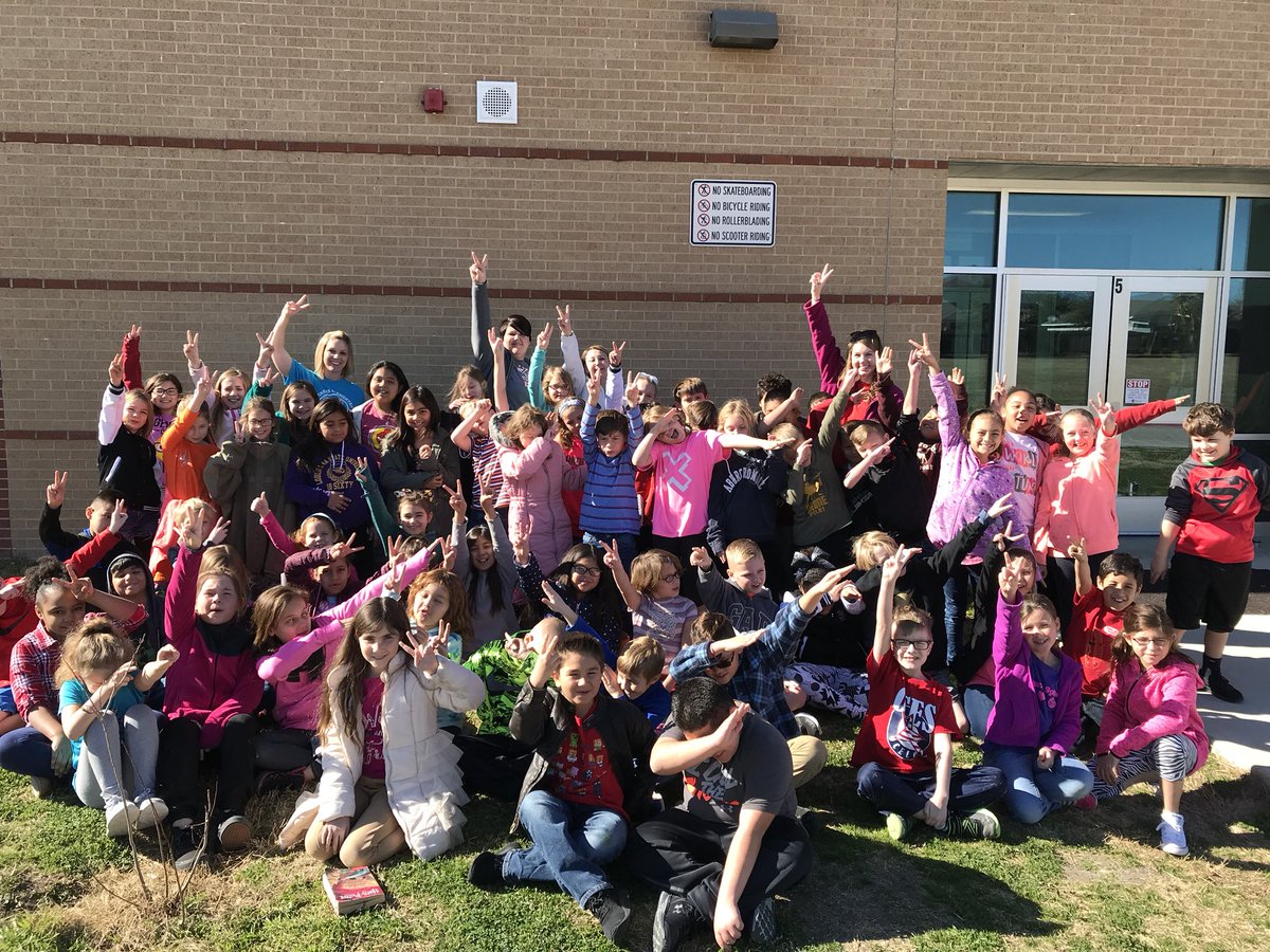 MrsSandovalOCES's tweet photo. OCES on to Round 2!!! 📚 #readtothefinalfour #inittowinit @WilkieStacy @iloveuthorns @kerrygain @comalcd @FinalFour https://t.co/16WuDwix9c