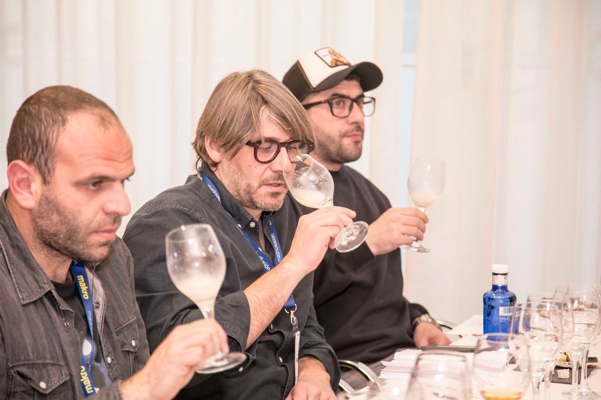 tokyoya_es's tweet photo. Nos encantó compartir una gran selección del mejor #Sake en el Taller Degustación que organizamos en @madridfusión de la mano de @QueseriaCultivo y #MayukoSasayama. Fue un viaje sensorial directo al ❤️ de #Japon 🇯🇵 #RealeMF2018 https://t.co/ZJcCltwe6B