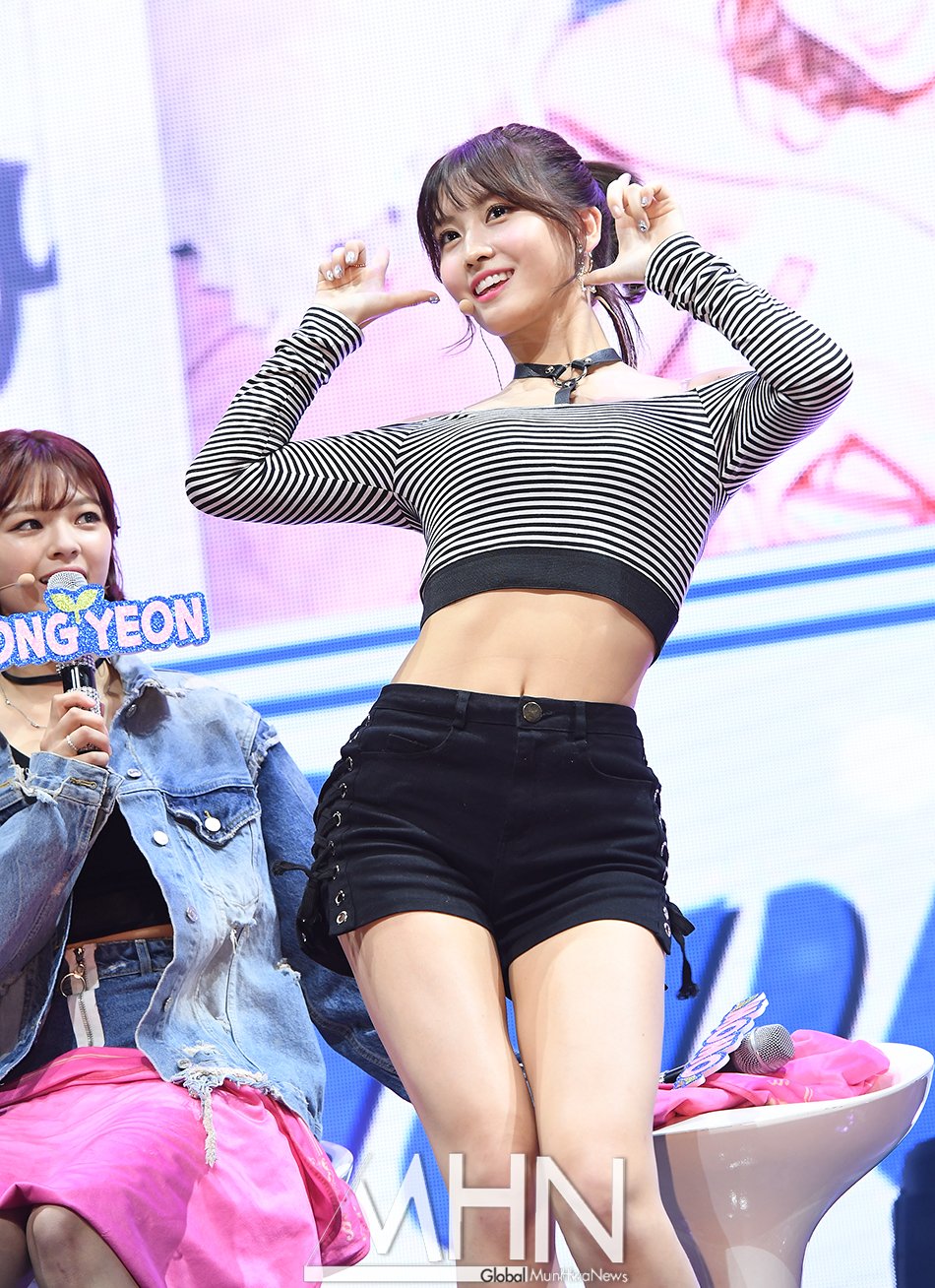 Jmkey Twice Showcase 8 Cr Logo Jeongmo Jeongyeon Momo Twice 정모 정연 모모 트와이스 ジョンヨン モモ ジョンモ News补图 T Co Sk9eolklm0 Twitter