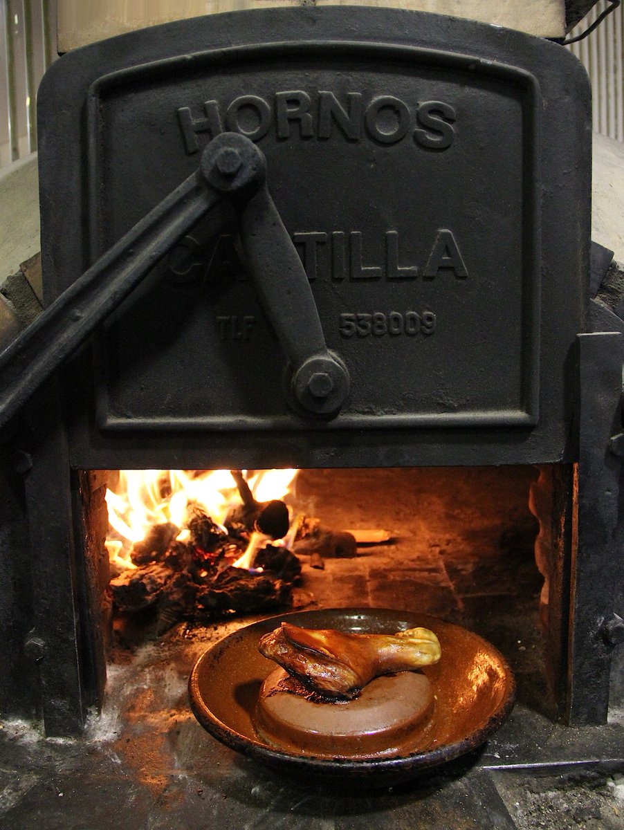GastroUbeda's tweet photo. RECETA | ¡¡Llega el momento de ponernos manos a la obra!! Esta semana os proponemos una receta del Restaurante El Trujal: Paletilla de cochinillo lechal asada en horno de leña moruno con verduras, con el #aove Pagos de Toral: https://t.co/l8MiJlgLiH https://t.co/CBeZ1pRu0G