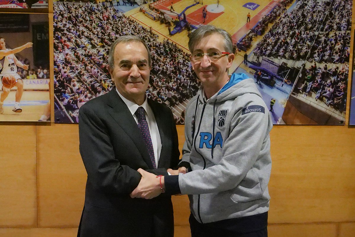OBRADOIROCAB's tweet photo. Un lunes es menos lunes si anunciamos la renovación de nuestro entrenador, @monchofdez, ¿no obradoiristas? 😏😎 #SomosObra #PodemolaLiar https://t.co/T0xlZljD2A https://t.co/RDhxzX12Se