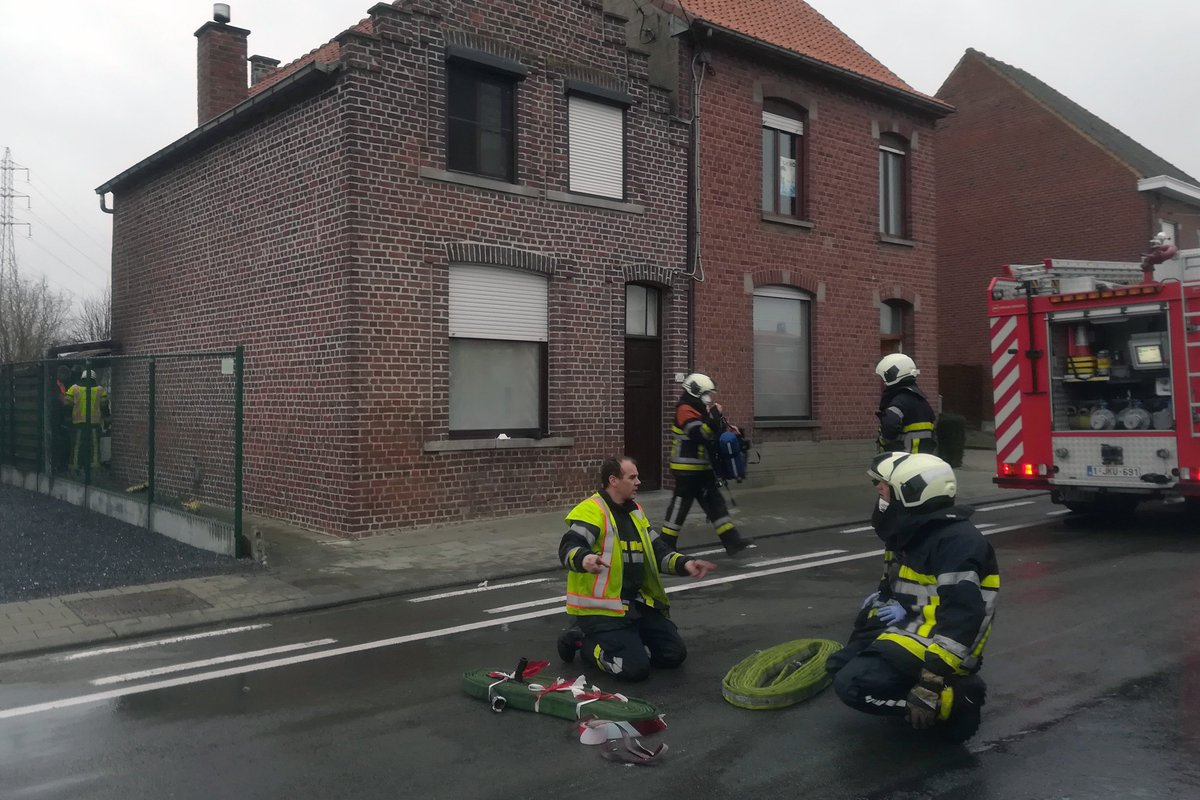 GVanhessche's tweet photo. Deze namiddag keukenbrand in de Vierkeerstraat te Heestert. Uitslaande brand met hevige rookontwikkeling. BRW van Avelgem, Vichte en Zwevegem snellen ter plaatse. Woning onbewoonbaar. Oorzaak accidenteel. https://t.co/4Nc8BdgjPc