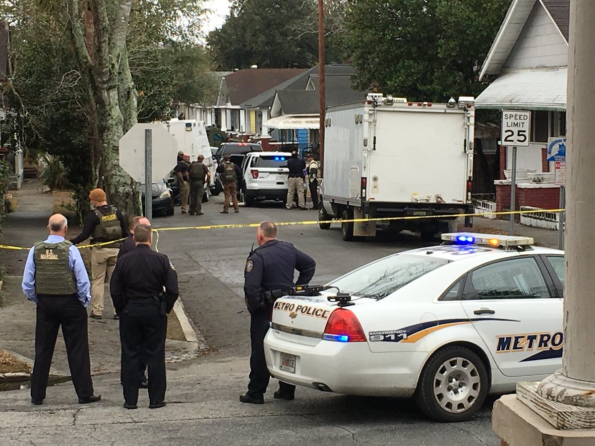 lesinatra's tweet photo. Update: the suspect who barricaded himself inside a home on W. 35th street is in custody. Police said he was wanted in Florida for the theft of approximately 32 guns. https://t.co/ROV8jXgFVE