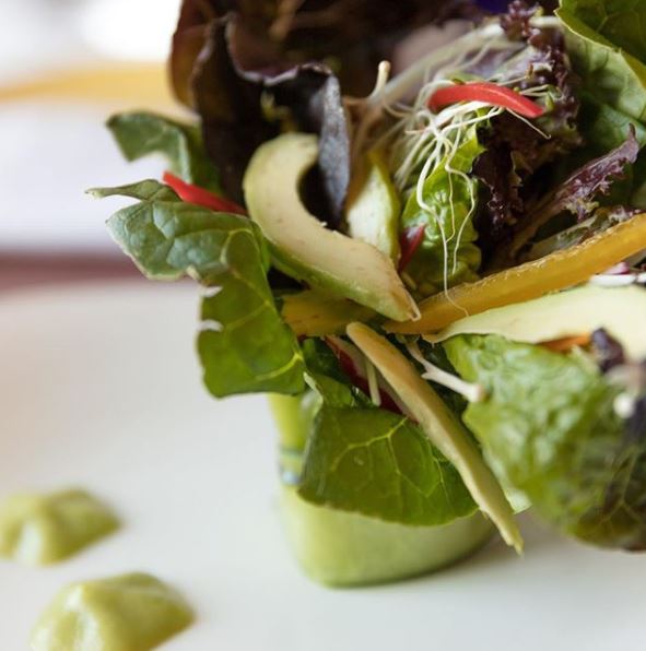 Monday’s got you feeling a bit drowsy? Treat yourself to our delicious signature salad bouquet, filled with the nutrients needed to fuel and recharge your day. 🍴❤️