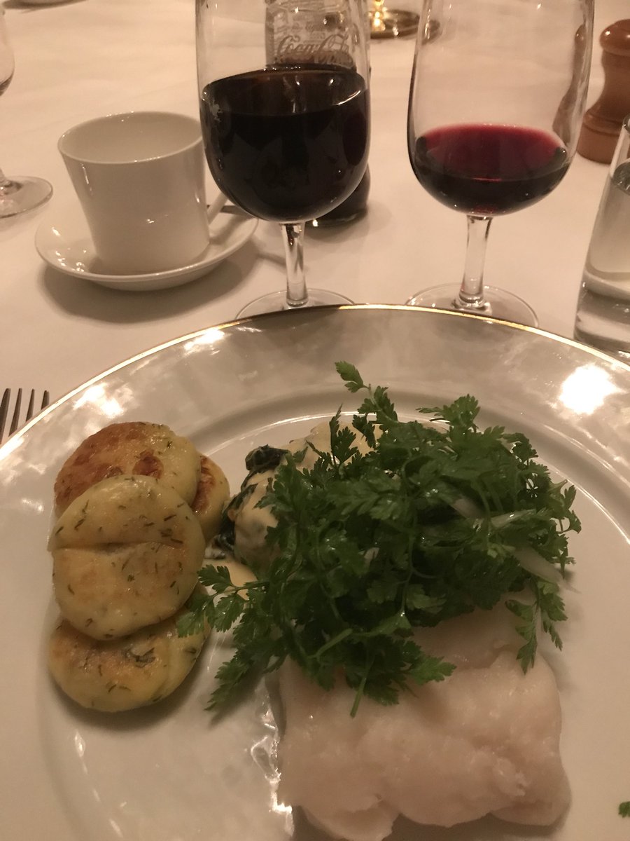 ACarlmark's tweet photo. Prof Tom Lindström is thanked during the BiMaC dinner! #BiMaC #BiMaCInnovation https://t.co/K9F2C7gVIe