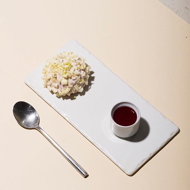 YikouRestaurant's tweet photo. Vous a t'on déjà parlé de notre dessert signature Dim-Sumissime ? Un dessert ultra frenchy originaire du Nord de la France aux saveurs super chinoises. Un dôme macaronné à la mousse de taro et au chocolat blanc.⠀
⠀
#dessert #frenchdessert #whitechoco… https://t.co/fDUtXf02vm https://t.co/88EVLH91ar