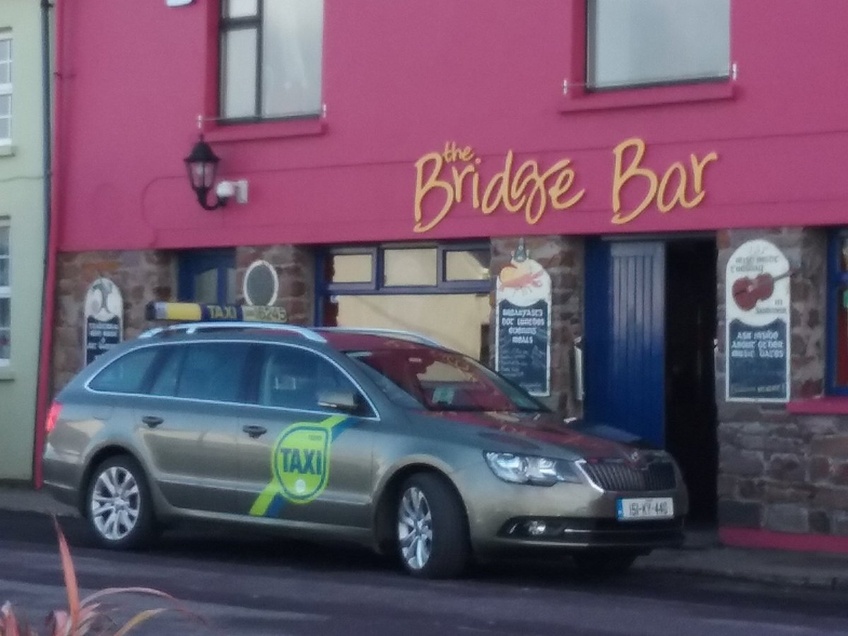KerryTaxiTours's tweet photo. Blue sky's and sunshine in #portmagee #thebridgebar #themoorings#kerrytaxitours #ringofkerry #skelligisland https://t.co/lKEv15S3IR