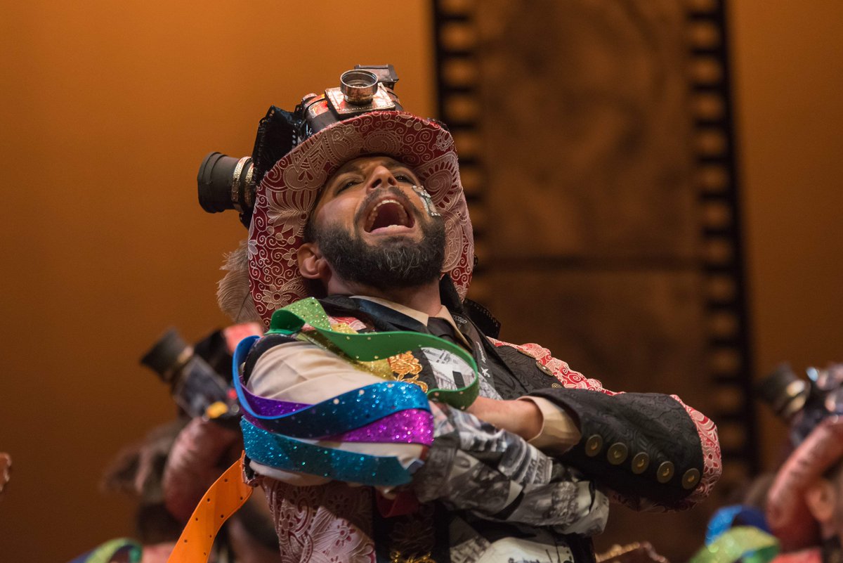 48HorasBadajoz's tweet photo. El año pasado fueron ellos los que nos fotografiaron a nosotros. @MurgaMarwan siempre demuestra elegancia y saber estar sobre un escenario. En el #COMBA2017 fueron estos maravillosos fotógrafos  https://t.co/ky2BxdFE1b https://t.co/tuK6EReba9