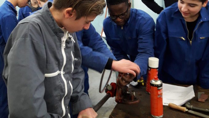LPBEAUMONT's tweet image. Récréamaths, c’est parti ! Le thème : « les maths dans le bâtiment »
1ère journée avec les 2ndes TAEB (Technicien en Architecture et Economie du Bâtiment) avec les élèves du @Col_Despeyrous. Un beau projet mené avec @fermat_science ! Un plaisir partagé ! #maths