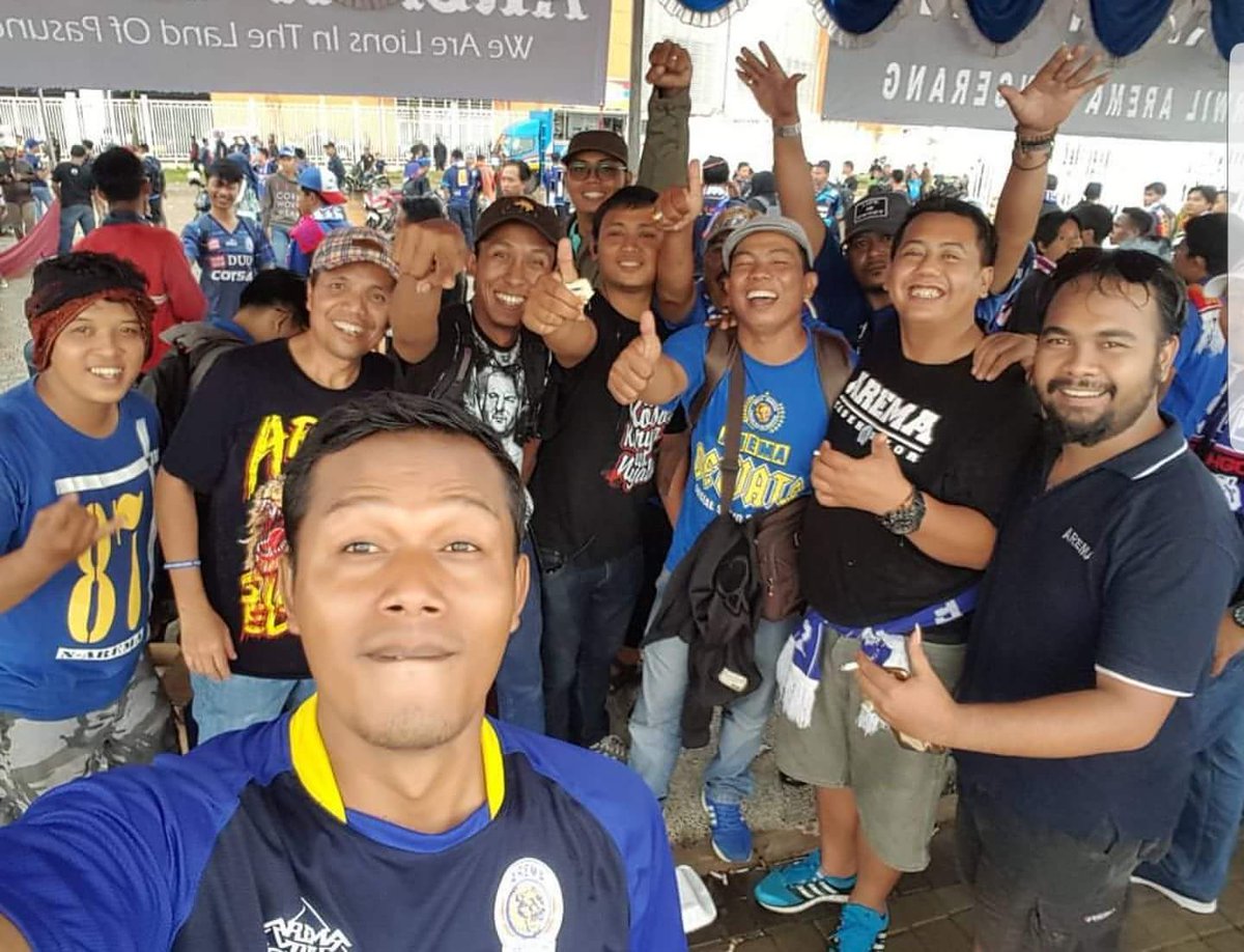 arema_98's tweet photo. FINAL BAKAL PENUH KREASI TANPA VANDALISME SIAP JUARA SIAP KALAH #SudahKamiBuktikan 19Feb2017 https://t.co/QRNpxQKnUY
