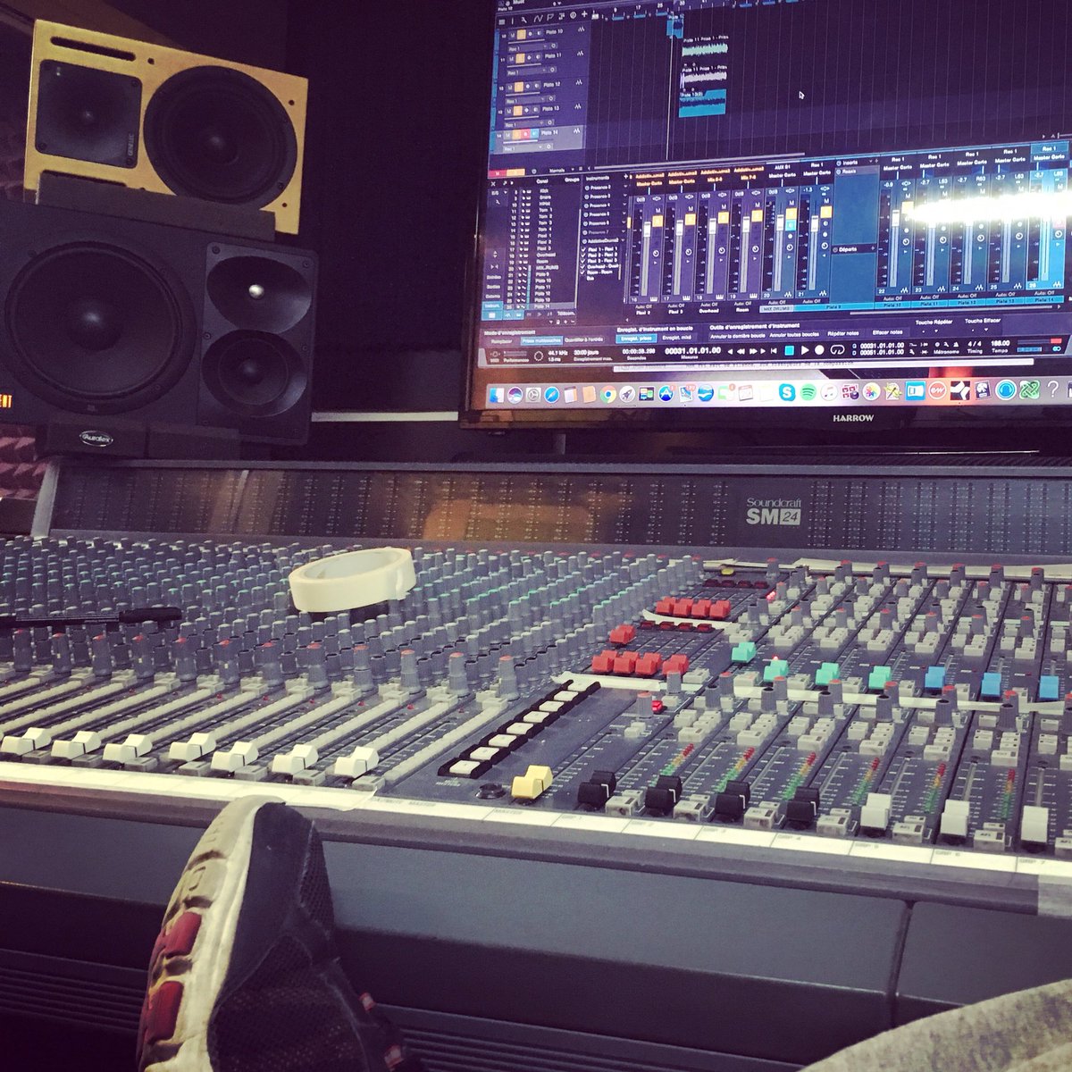 SecretBeatmaker's tweet image. PIC OF THE DAY #secretsdebeatmaker #secret #beatmaker #studio #homestudio #recording #mixing #mixer #genelec #soundcraft #studioone #event #picoftheday