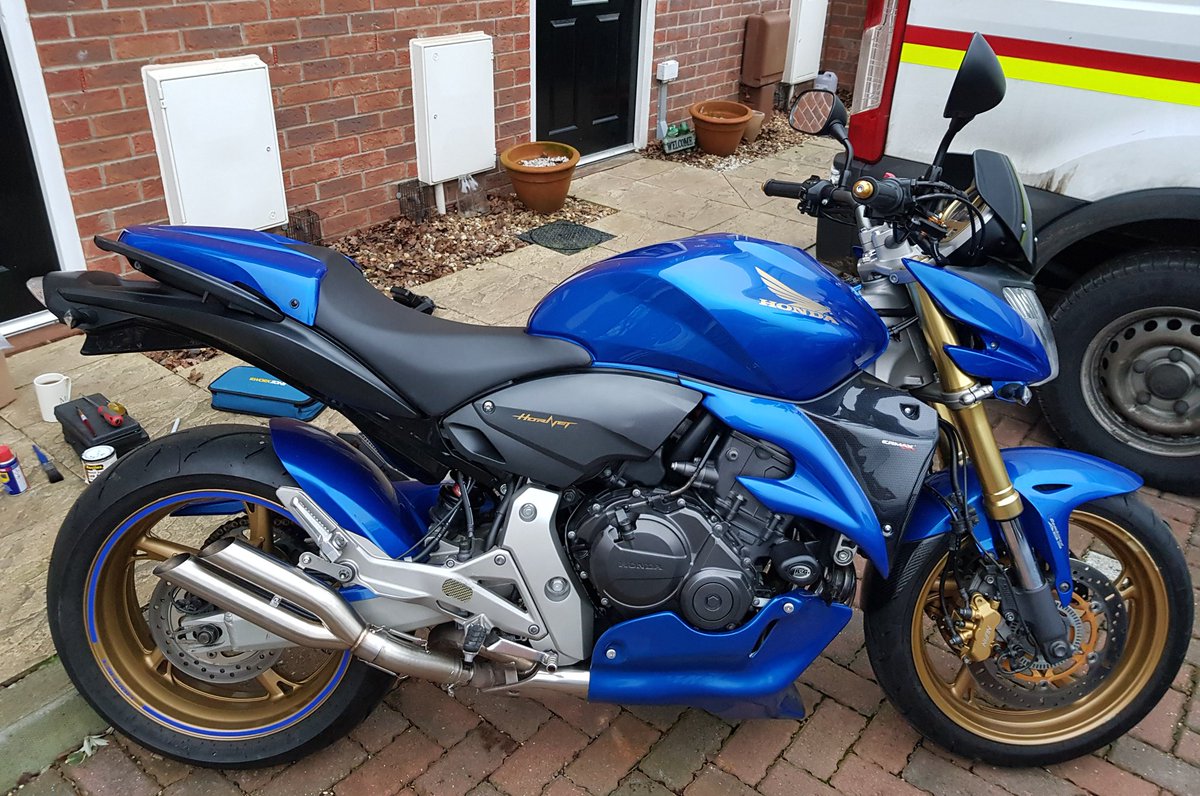 Gazzaowen1976's tweet photo. Before and after pics of the #hornet. Still a bit to do but really happy with the progress so far. New tail by @powerbronze, belly pan from #Skidmarx and #Ermax radiator scoops. Exhaust by #Danmoto. #Honda #CB600 https://t.co/MSGSZfrciD