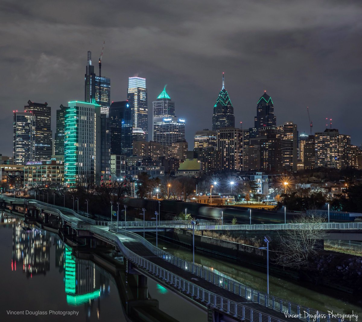vmdouglass's tweet photo. #photography #photo #photographer #photographylovers #photographyislifee #photographylove #photoofday #philadelphia#philly#6abcaction #3cbsnews #10nbc #philadelphiaeagles #football #nightphotography #nightshot#skyscraper #architecturephotography #architecturelovers #architecture https://t.co/f1miXj0J4f