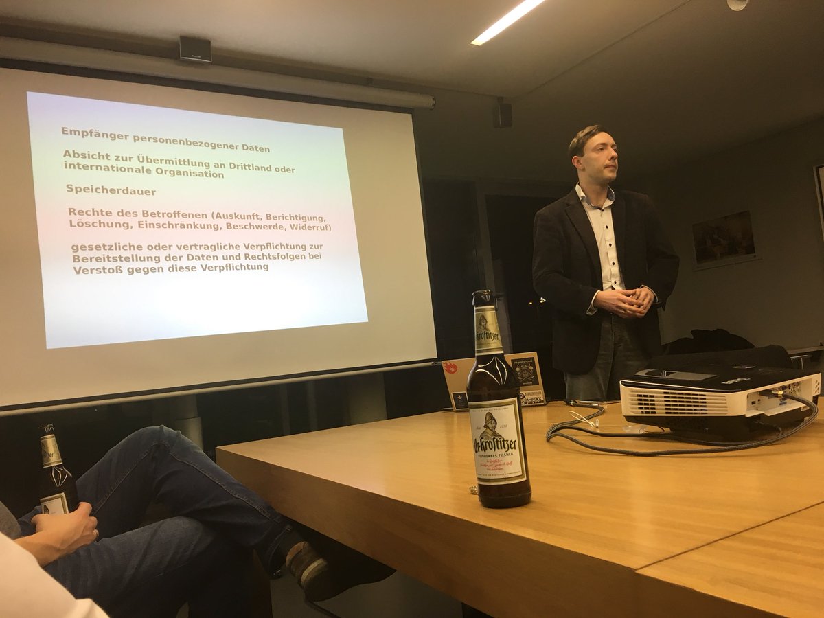 dasyeti's tweet photo. Datenschutzrichtlinie #DSGVO, Bier, Beamer und Anwalt - ein nicht alltägliches Bild
#wmhal https://t.co/Vr0JXbEt50