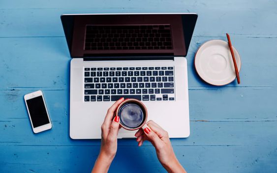 mindbodygreen's tweet photo. If you spend all day looking at a screen, you're dealing with one of the worst eye-health offenders: blue light. Too much screen time can cause eye fatigue, eyestrain, headache, blurred vision, difficulty focusing &amp; more -- here's what you can do about it https://t.co/fO27AsERJH https://t.co/1ve47ilOfz