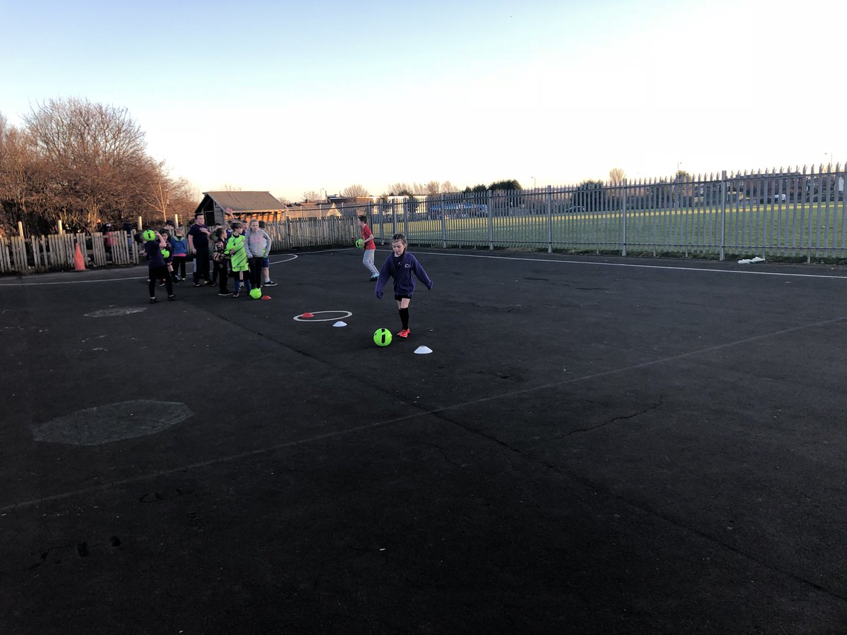 Melanie_keith18's tweet photo. Great session today at Town End Academy I can see the sessions are really taking toll on the kids. Progressing each week #FEHubs #FootballForAll https://t.co/RzUKOWyYw3