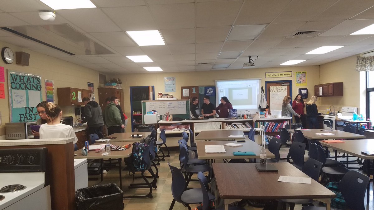 bhsmrssal's tweet photo. Getting ready for our next lab. Today we learned about Knives and Knife cuts. #salsclass #brunswickpride #room324 🔪🍲🍴 https://t.co/UledJuuqmv
