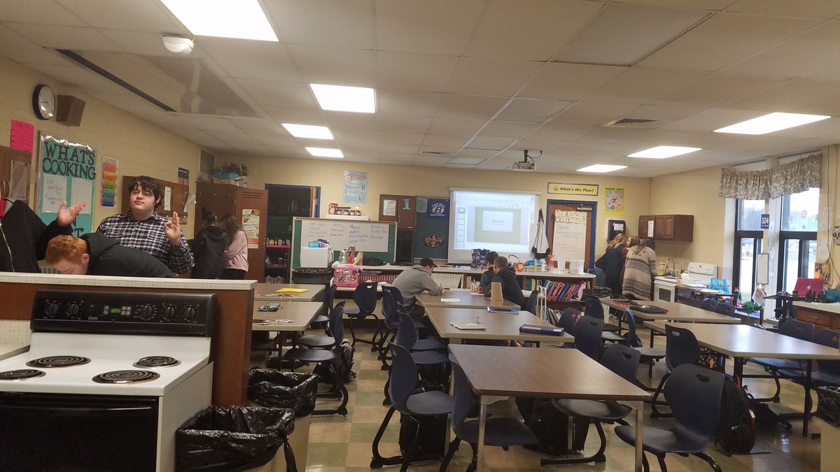 bhsmrssal's tweet photo. Getting ready for our next lab. Today we learned about Knives and Knife cuts. #salsclass #brunswickpride #room324 🔪🍲🍴 https://t.co/UledJuuqmv
