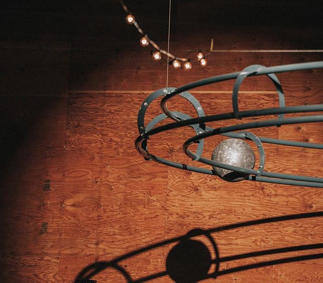 MightyTieton's tweet photo. Dramatic shadows are flooding the Ring Room. Have you seen the Trimpin Ring in action?
Photo by @townsendcollective
#MightyTieton #ArtOfTheDay #Installation #YakimaValley #IHeartYakima #Tieton #Trimpin #SoundScape #SoundArt #SoundSculpture #Trimpin https://t.co/BoziGlu5bS https://t.co/To2m2jU5he