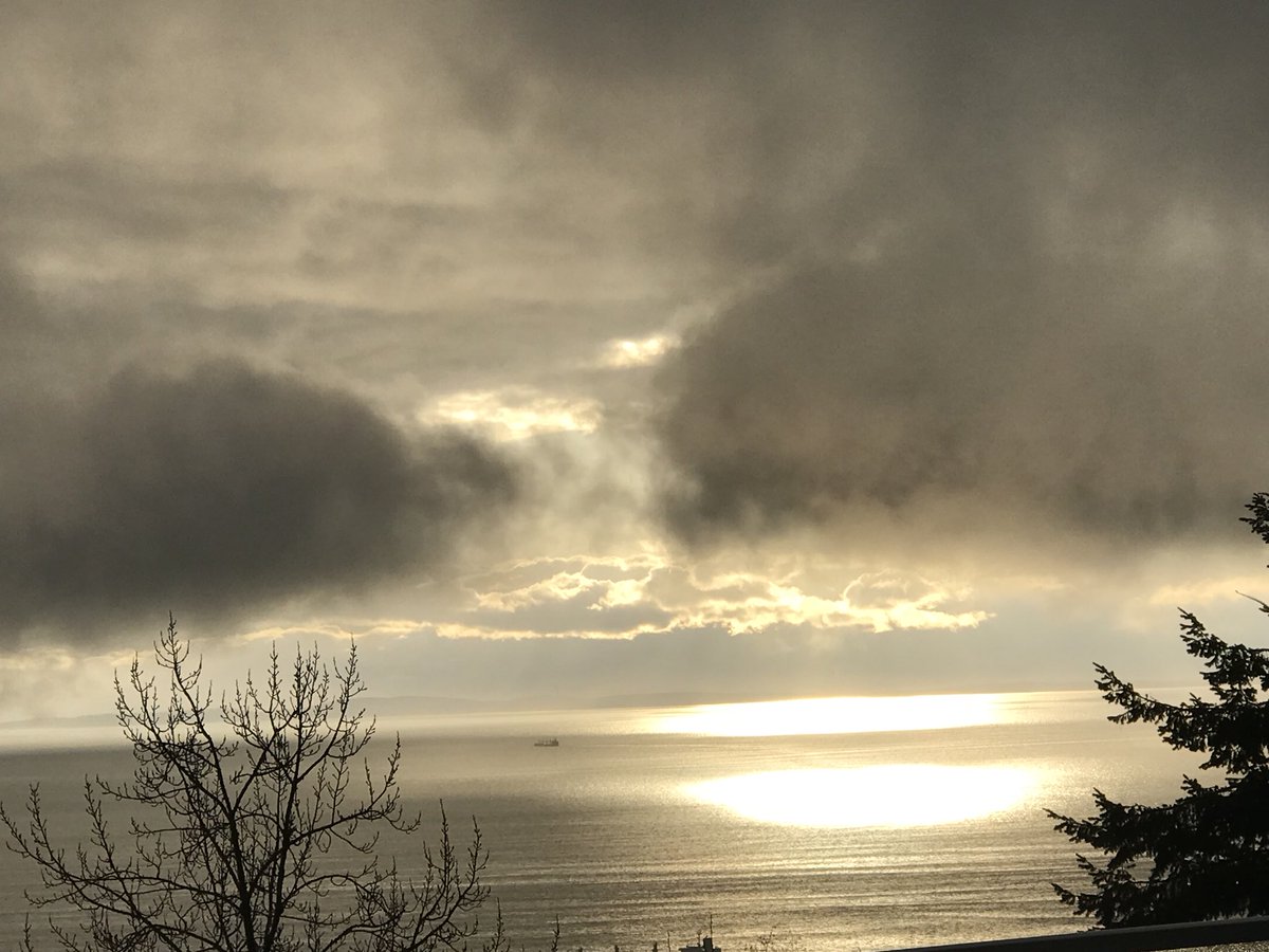 skye_barbic's tweet photo. For anyone else that felt like this Monday was particularly challenging- there is usually a lovely sunset at the end of the day. #mentalHealth https://t.co/uS3cBOyKTJ