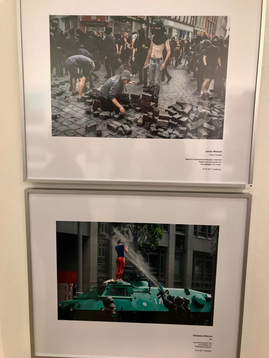 Diese Bilder #Rückblende zeigen Wahnsinn #G20 Gipfel #Hamburg: schwarz vermummte brechen Steine heraus 1x Frau in roter Hose &amp; blauem Top wird Pfefferspray von Polizisten besprüht. Warum verhindern die Polizisten nicht die Steine und holen die Frau selber vom Räum-Panzer runter?