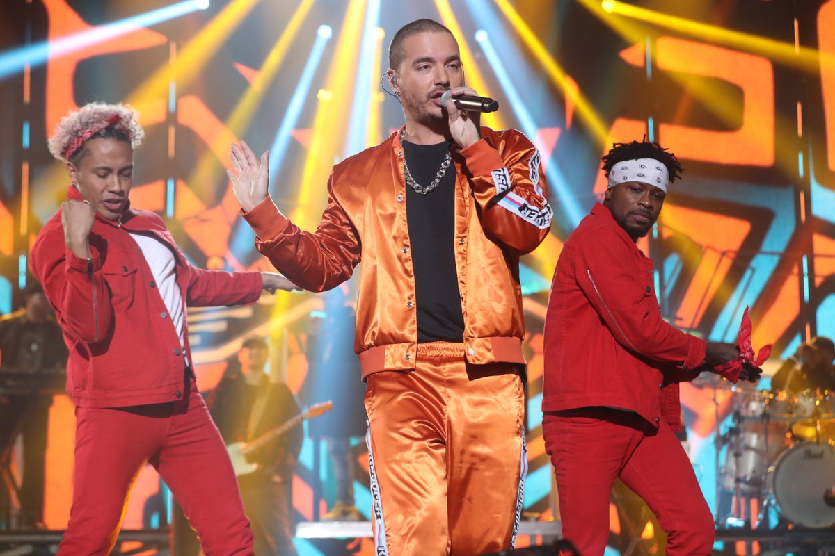 ¿Quién no ha podido evitar levantarse del sofá para bailar estos temazos? 🙋‍♀️🙋‍♂️ ¡A tus pies <a href="/JBALVIN/">J BALVIN</a>! #EurovisiónOT