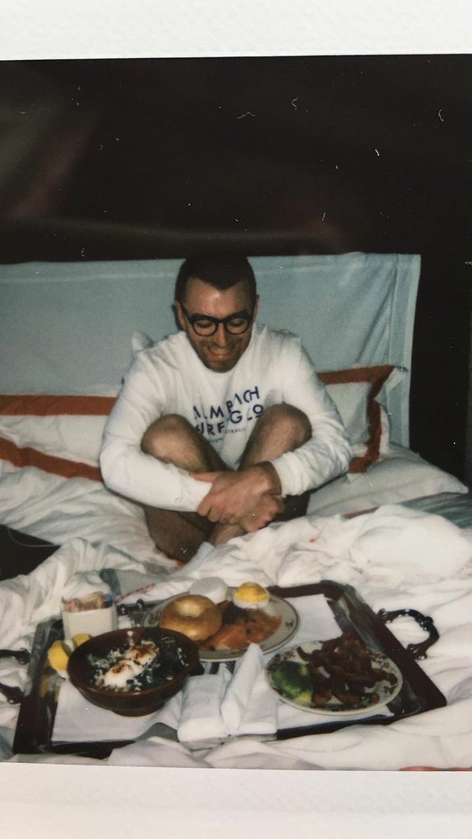 onlyrpghere's tweet image. só imagina que lindo brandon levando comida pro sam na cama de manhã elogiando ele no grammy