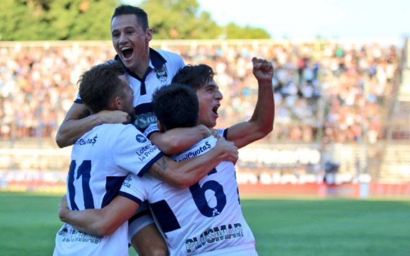DonbalonAR's tweet photo. #Sava debutó en el banco de #Gimnasia con un triunfo ante #Central https://t.co/unxEseKocd #ElColoradoHizoGanarAGimnasia #UnPartido #ParaQueGanenUnaCopaOUnTorneoFalta #SoloMirthaLosVaAVerCampeones #Olvidate https://t.co/fLxq78hid5