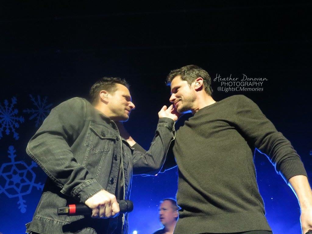 LightsCMemories's tweet photo. 98 degrees Raleigh/Durham #98degrees @nicklachey @DrewLachey #98christmas #98christmasvip #drewlachey #nicklachey VIP Blog posted. Link in bio! https://t.co/d3PciNLF1T https://t.co/SaaoR28w6L
