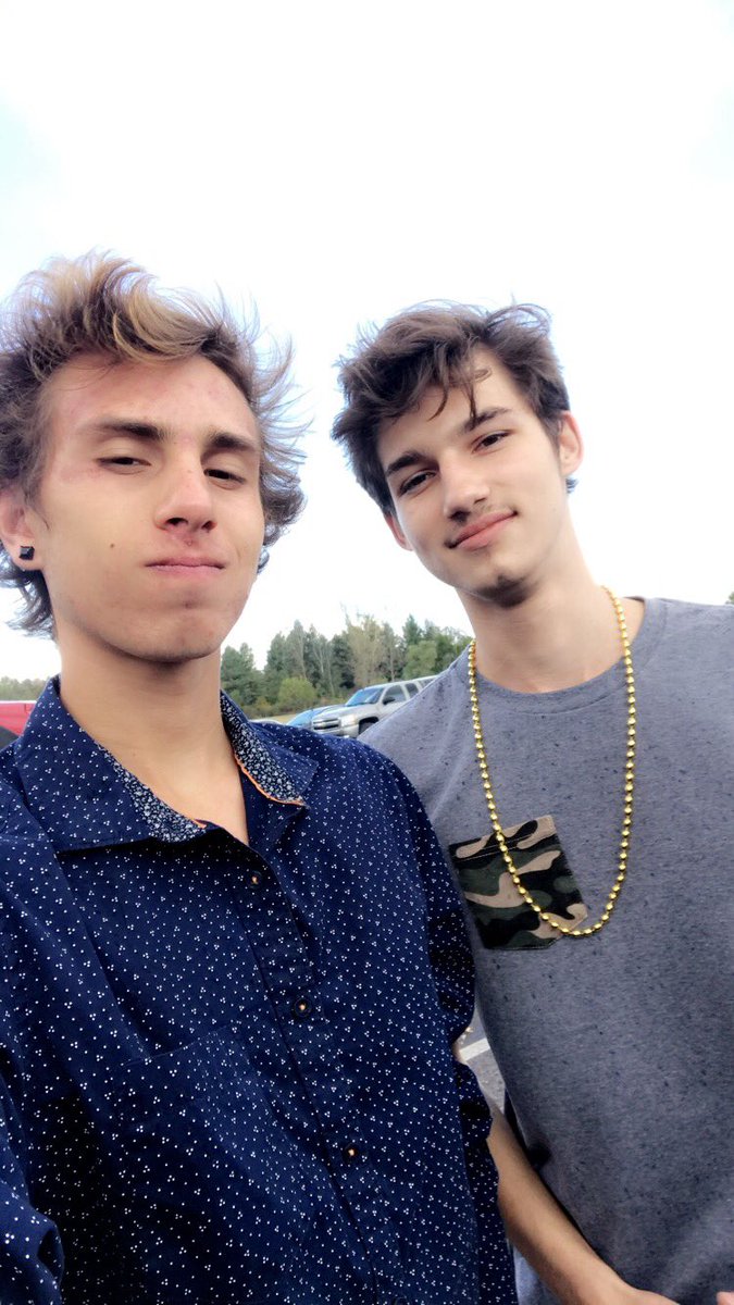 mboushelle98's tweet photo. Happy birthday Bubby, hope it was a good one besides the little car incident😂thanks for all that you did for me when I was going through my shit too seriously. I'll always be grateful for that. p.s. we're still the prettiest motherfuckers this town has ever seen😏@Nikolaidanski https://t.co/N04nyJu40w