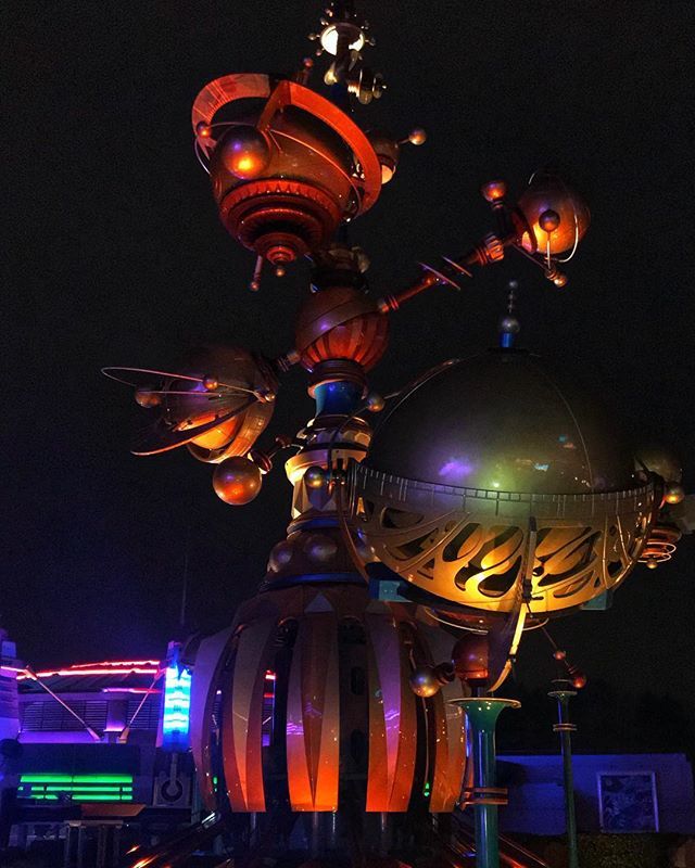 DepardonTh's tweet photo. A night at eurodisney #disneylandparis #disney #space #planetes https://t.co/BmPsGToQNR https://t.co/uIWvyB74IB