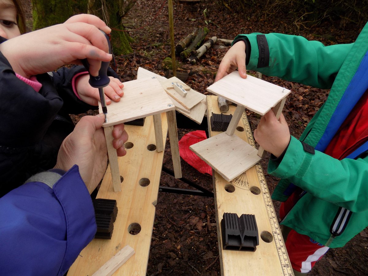 hygge14's tweet photo. #BigGardenBirdwatch2018 Forest school are having great fun creating bird feeding stations @PeterMoorhouseEY @Natures_Voice @FSAForestSchool 
#woodworkKS1 #creativity #Learningthroughwoodwork https://t.co/BCWfv46lmu