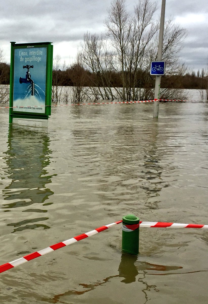 dfaouzy's tweet photo. Qui a laissé le robinet ouvert? #montesson #Seine #innondations #crue2018 @franceinfo @20Minutes @BFMTV https://t.co/LxI2tXOmsy