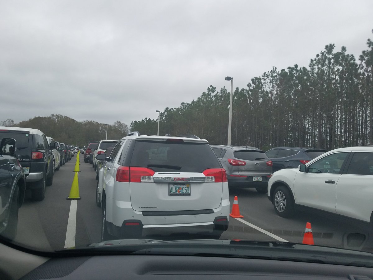 MintcoFinancial's tweet photo. #school #waitinginline #schoolline #schooltraffic #Parents #schooltime #patience https://t.co/yI2jdWeoJf