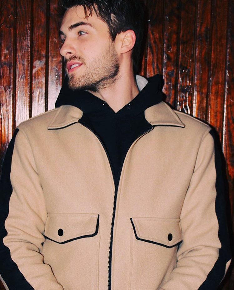 Coreytty's tweet image. › Dicen que lo real vuelve, pero lo real nunca se va ·