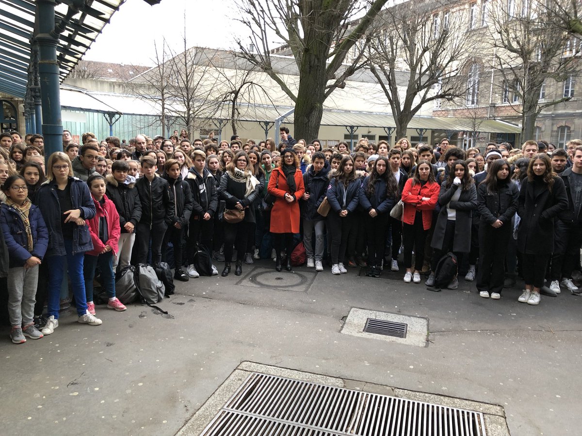 vbaladi's tweet photo. Devoir de mémoire ce matin au collège-lycée Chaptal pour la commémoration de la déportation des enfants juifs. Honoré de faire un discours, en présence de Daniel Urbejtel, rescapé, de l’AMEJD du 8e, de l’équipe pédagogique et des nombreux élèves présents.
Nous n’oublions pas. https://t.co/1dQjz6gaL0