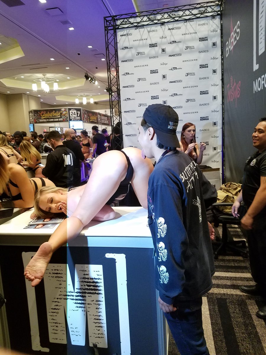 Maniacal33's tweet photo. @Bailey_BrookeX Even I had to get some of the #baileybooty 😏 softer than a blanket. 😎
P.S., I love your surprised reaction. 😂 https://t.co/VG00N6BeuF