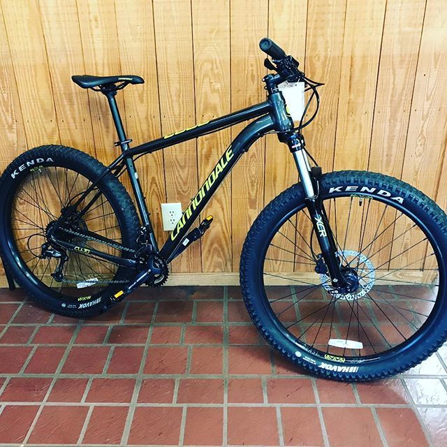 bluestone_va's tweet photo. Got some bang for your buck right here... 🎉
🎉
🎉
@ridecannondale #cujo #midfat #plusbike #mtb #mountainbike #mountainbiking #mtblife https://t.co/loCMGuzhgx https://t.co/CdnYy1qRpr