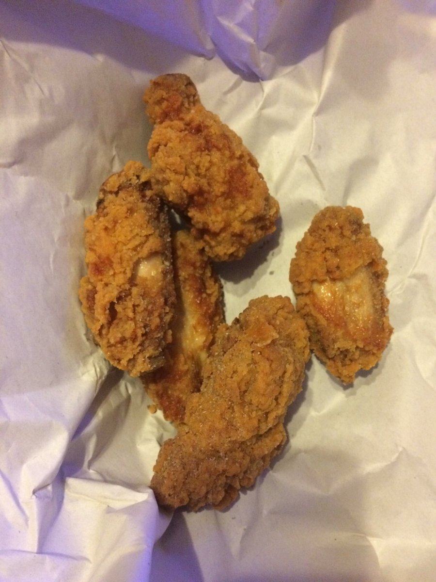 Corey_Millward's tweet photo. @ThaFooster did somebody mention salt n pepper wings? 🙄😂 https://t.co/SkZBQ7OMb6
