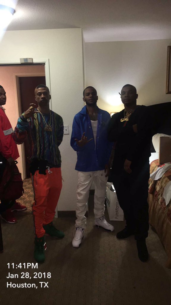 MrSavageBitch's tweet photo. We be doing this shit wit no practice #SqBizz #๐ง๐ฉ https://t.co/w7DuhfO0Iz