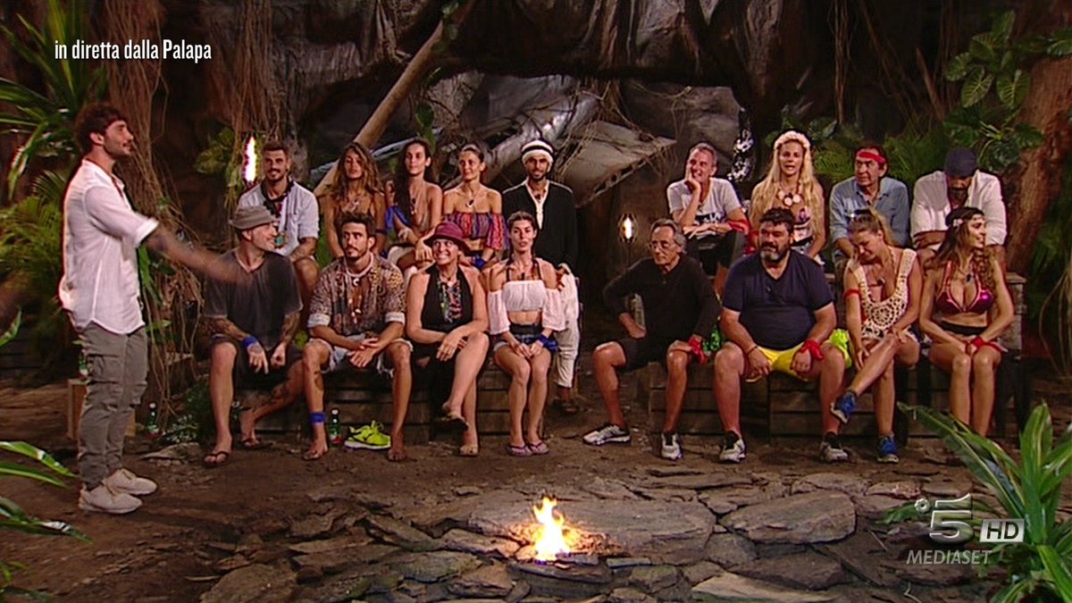 IsolaDeiFamosi's tweet photo. Ciao @stedemartino_, ciao naufraghi! Non siamo abituati a vedervi così presto seduti in Palapa! ⏰ #Isola https://t.co/3m4jcX4IzR