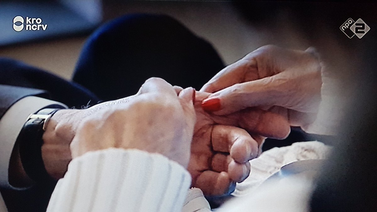 marcelbar8's tweet photo. "Ik blijf huisarts zolang ik dat kan doen."
Mooie docu van de nog kwieke en bij de tijdse huisarts van Hasselt (93) die nog geen afstand kan nemen van zijn patiënten en zij niet van hem. #dehoeder - respectvol in beeld gebracht! https://t.co/bWFqbUDEoE