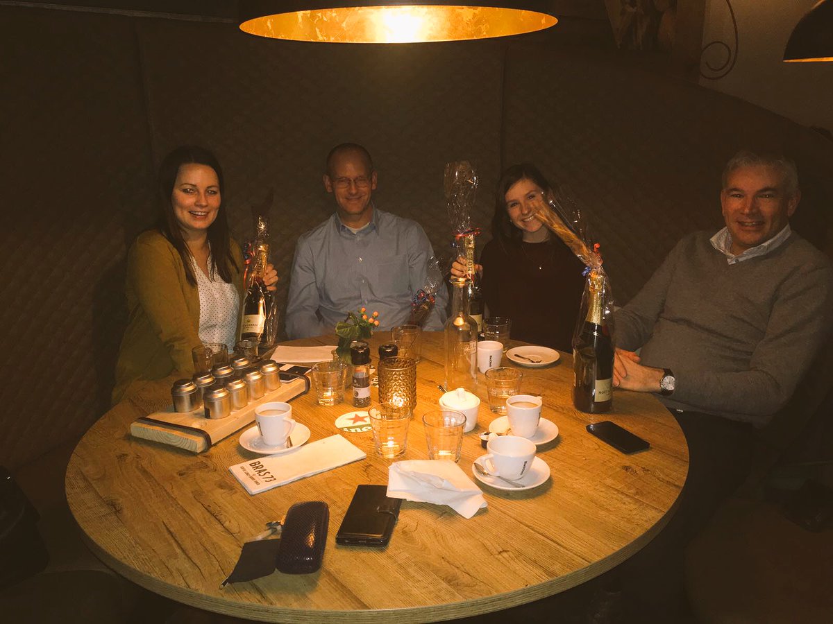 SuzanWallet's tweet photo. Samen met de implementatiegroep van VolkerWessels BVGO de livegang van Profit gevierd. #Toppers https://t.co/5OOggEVetZ