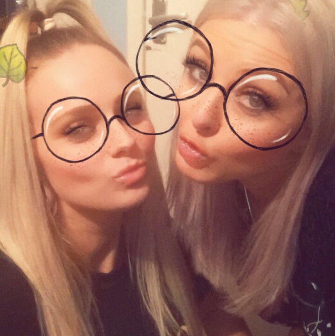ShanaydeK's tweet photo. @Vicky_Kingy  #snapchat #gettingpissed #family 😘😘 we need another drink sometime 🙂 https://t.co/SgHAsBVyAj