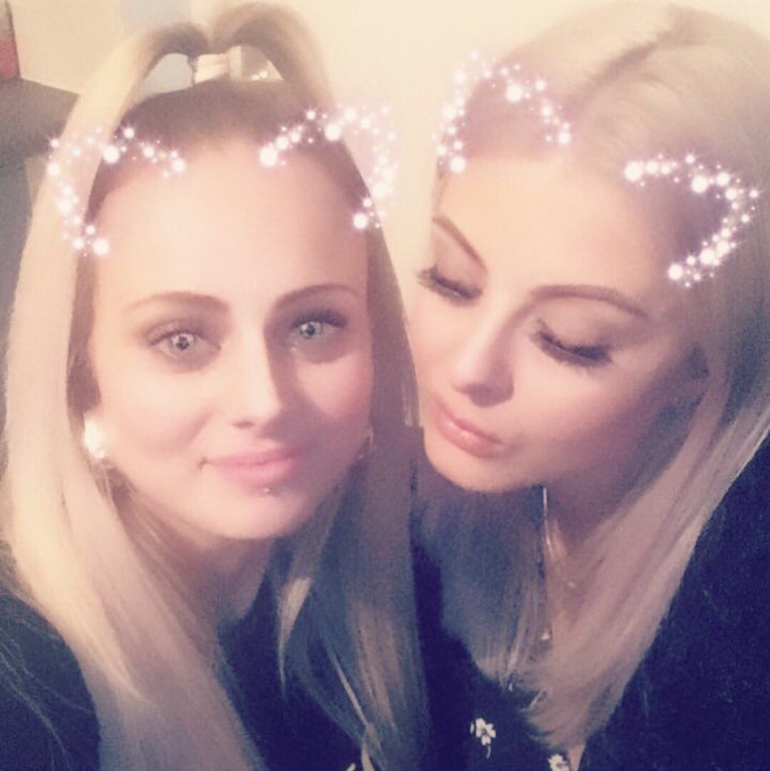 ShanaydeK's tweet photo. @Vicky_Kingy  #snapchat #gettingpissed #family 😘😘 we need another drink sometime 🙂 https://t.co/SgHAsBVyAj