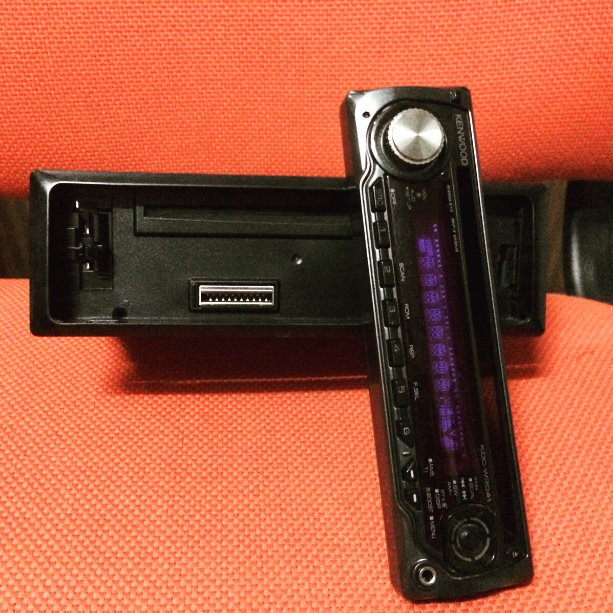 Se vende radio cd para coche , con frontal extraible #subastatutrastero #segundamano