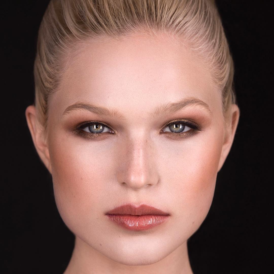 Hourglass Cosmetics on X: Recreate this covetable look by our Resident  Artist, Chanel. 1. #VanishFoundation Stick 2. #GraphikEyeshadow Palette in  the shade Vista 3. 1.5MM Mechanical Gel Eye Liner in Black 4. #
