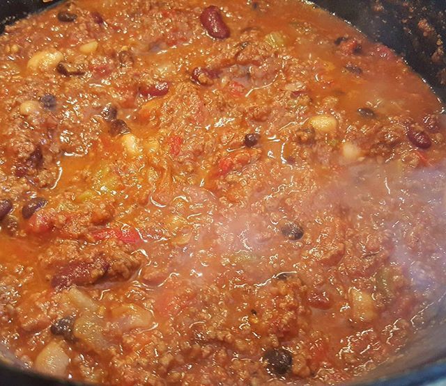 kickashbasket's tweet photo. CHILLI with BEANS Baby! Still can't get over the flavor in this batch with the @rockwoodcharcoal and a little #BourbonBarrelOak too. Ohh and the #SecretIngredient ..... #HolyCow from @meatchurch ๐ค
.
#KickAshBasket #VenisonChilli #SmokinGoodness #Beanโฆ https://t.co/K23ZL2wb2N https://t.co/bfDolx5htu